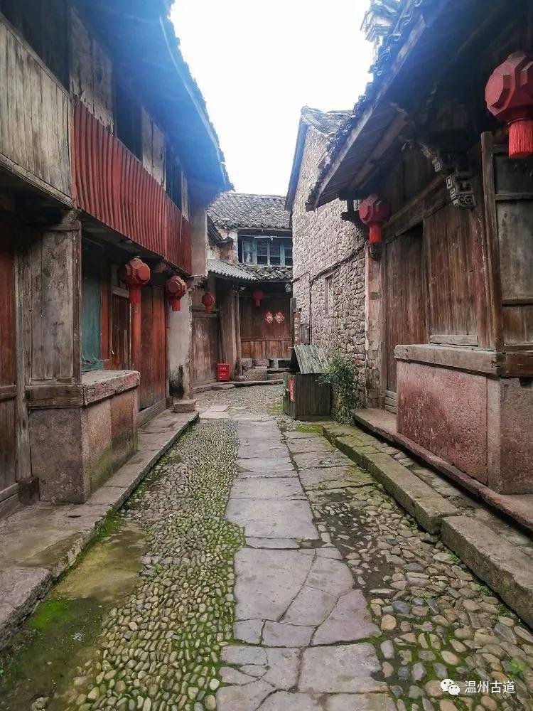 晚上洗完脸,是什么都不擦好,还是擦点护肤品呢?-专业的问答网站